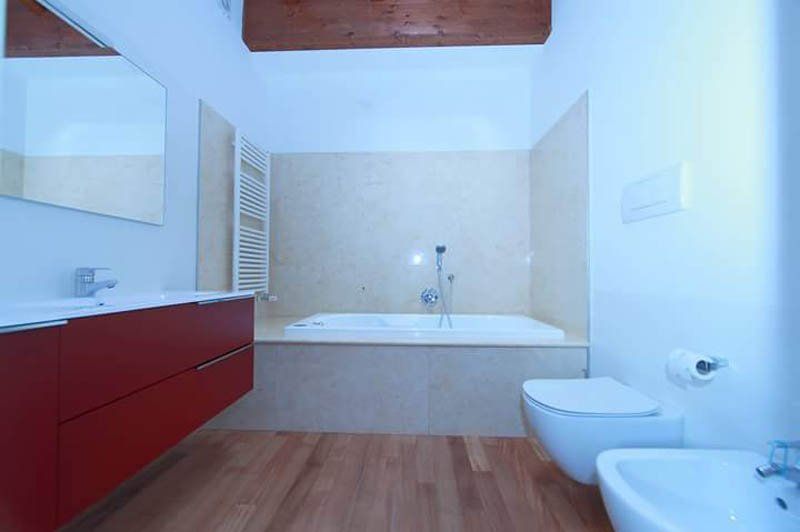 bagno con parquet a cassero regolare