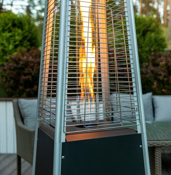 Un chauffage de terrasse avec une flamme qui en sort.