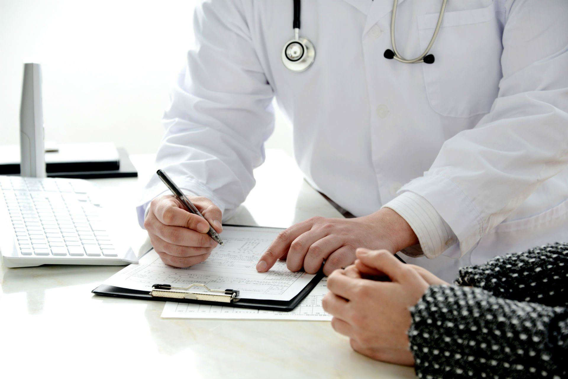 un medico fisioterapista