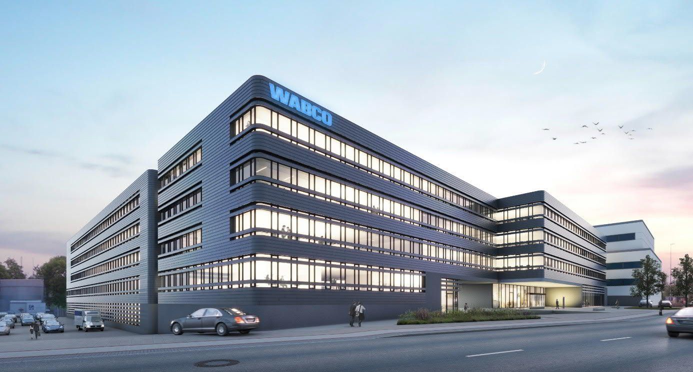 Modernes Bürogebäude mit dem Firmennamen „WURTH“ auf dem Dach, grau-blaue Fassade, davor Autos.