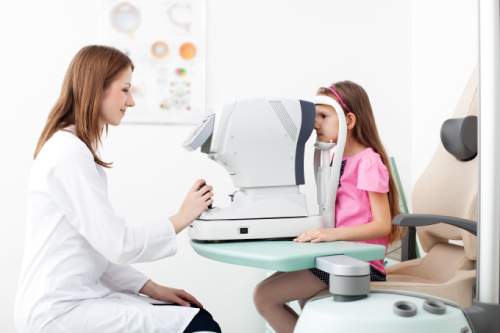 bambina esegue esame della vista