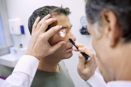oculista esegue controllo della vista
