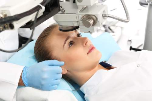 paziente sottoposta a controllo oculistico
