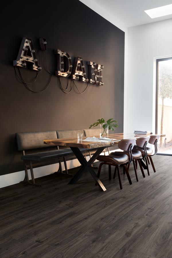 Modern dining area with dark wood laminate by Eligna
