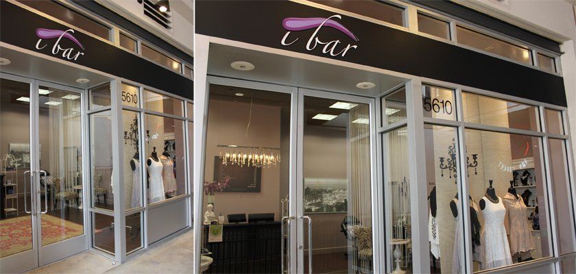 A store front with a sign that says i bar