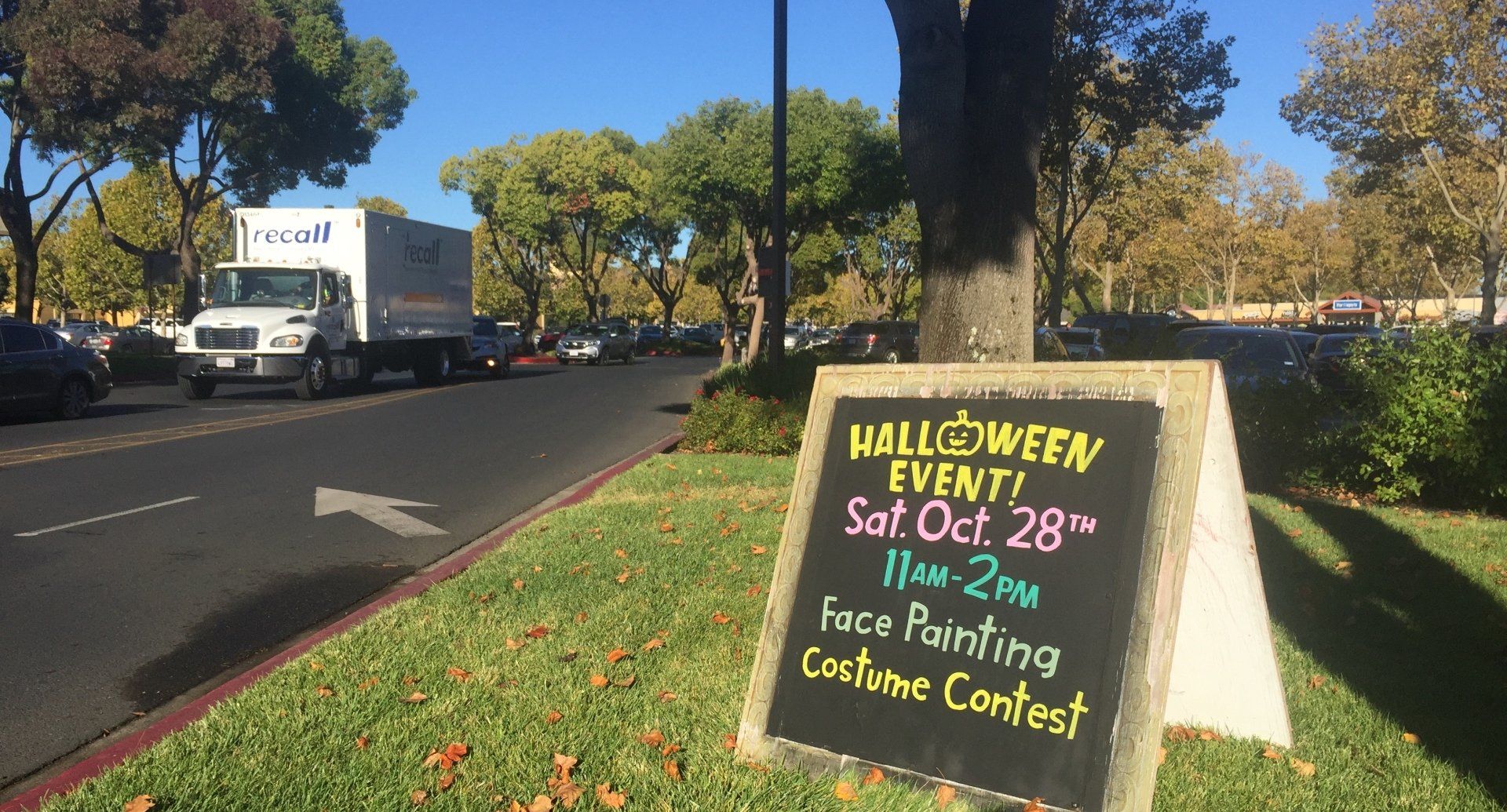 A sign that says halloween event on it