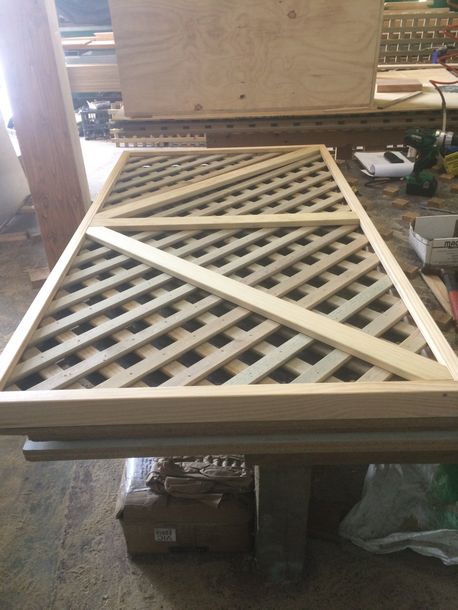 Framed lattice gate