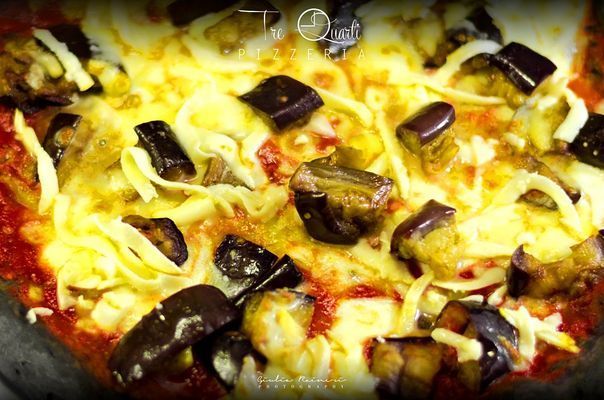 Pizza con melanzane e formaggio fuso.