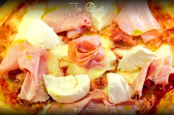 Pizza con prosciutto e mozzarella.