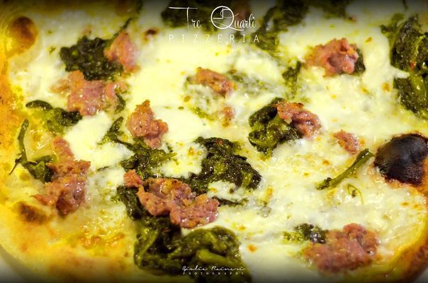 Pizza con salsiccia, verdure verdi e formaggio bianco.