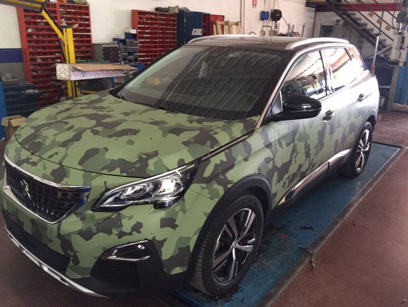 Auto con carrozzeria personalizzata in tinta mimetica