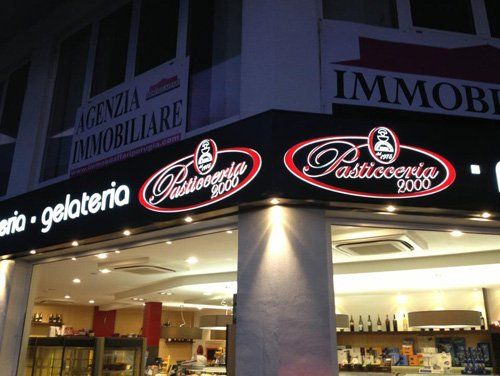 Insegna luminosa per negozi