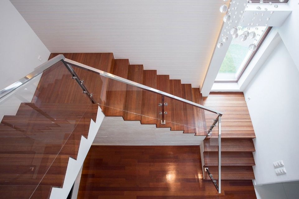 rivestimenti in legno per scale ad angolo
