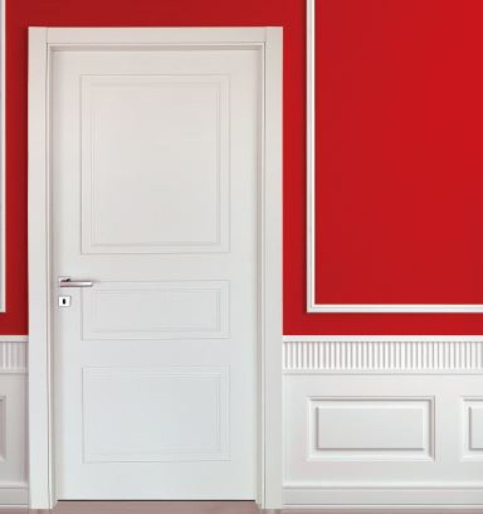 Porta bianca con parete rossa