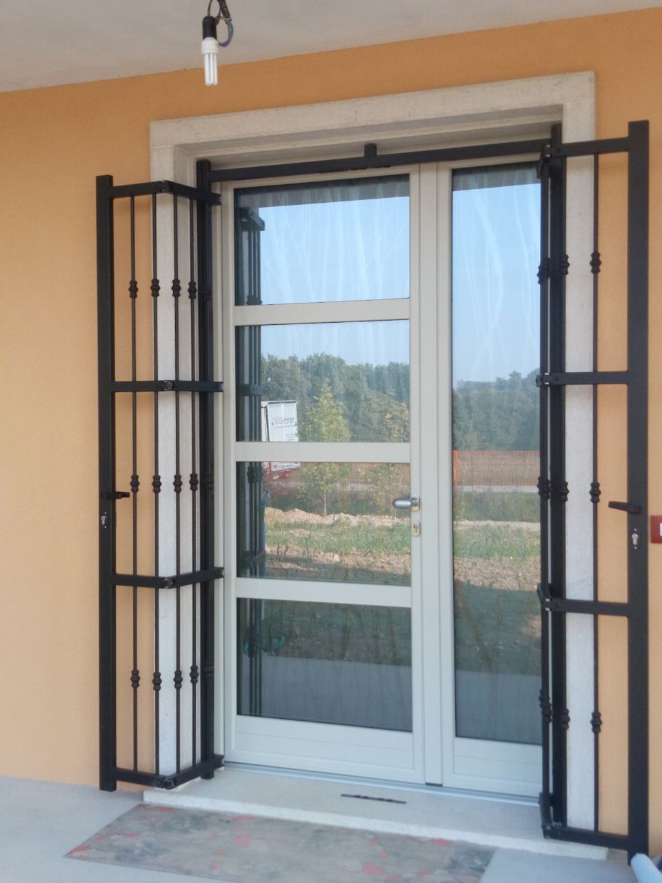 Portoncino d'ingresso con inferriata