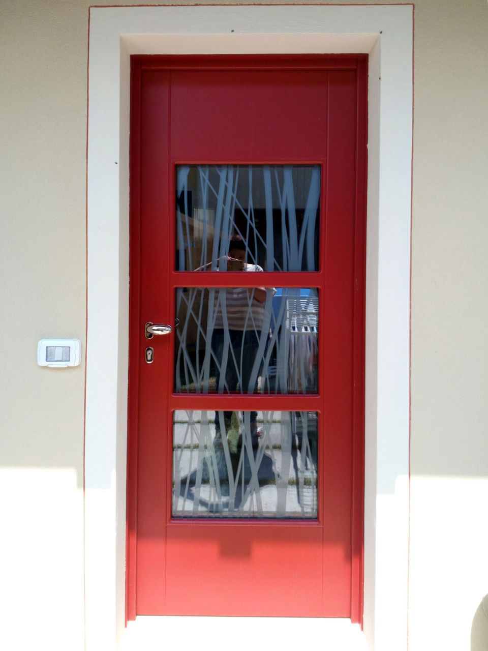 Portone moderno rosso con vetro