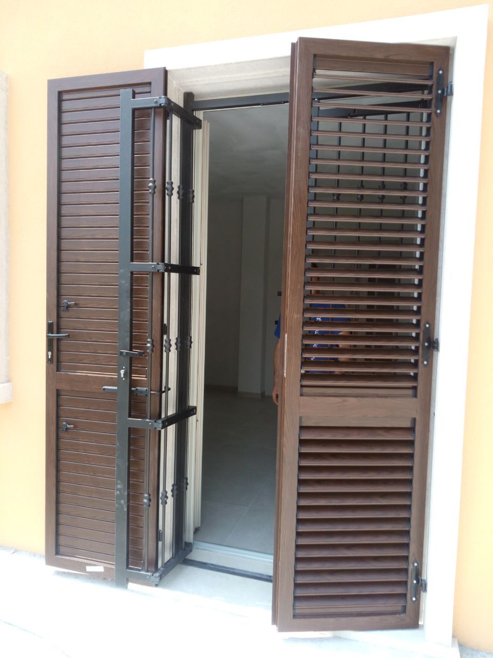 Porta finestra con scuri
