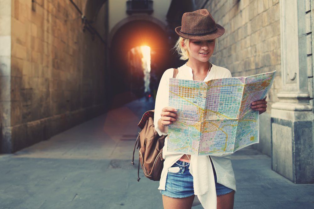 ragazza con mappa