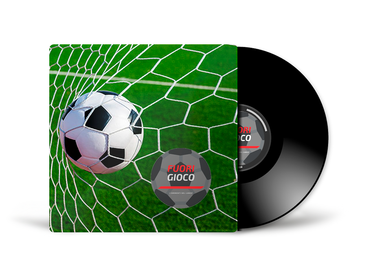 Un pallone da calcio è nella rete di una porta da calcio