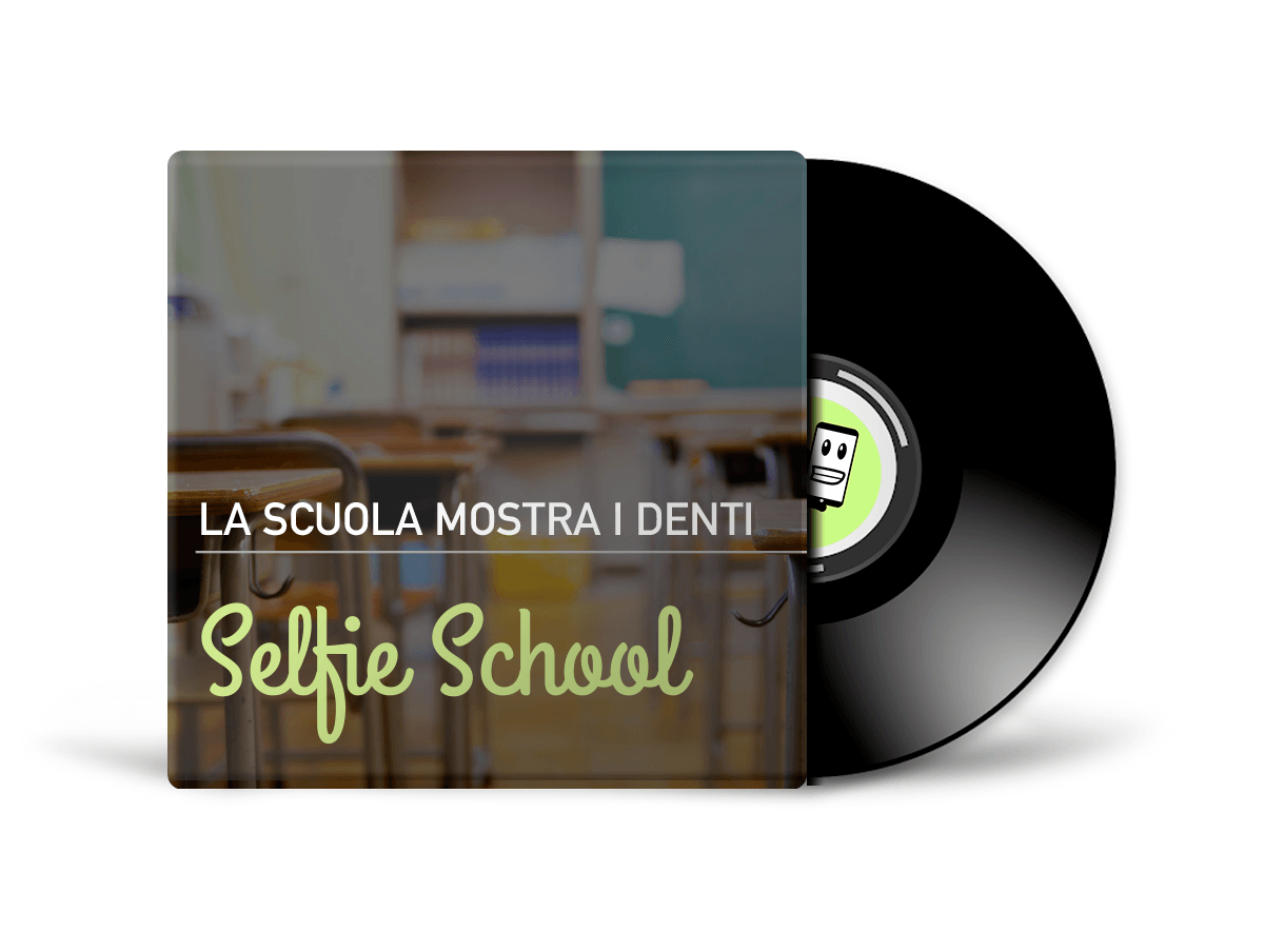 Un selfie scolastico con l'immagine di un'aula in copertina