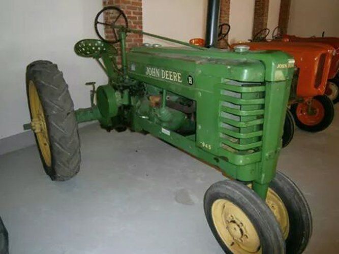 vista frontale di trattore d'epoca verde a marchio JHON DEERE