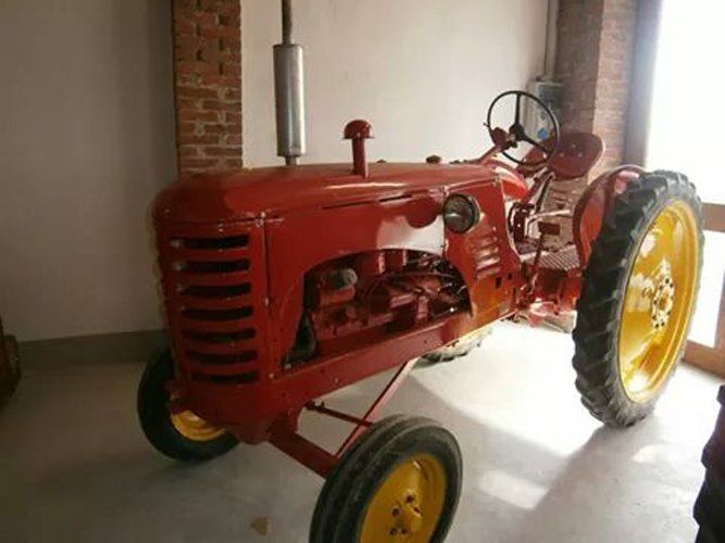 trattore d'epoca rosso