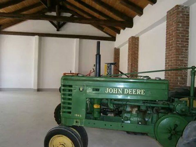 trattore d'epoca verde a marchio JHON DEERE