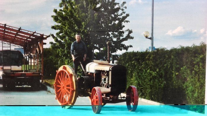 una persona con trattore d'epoca