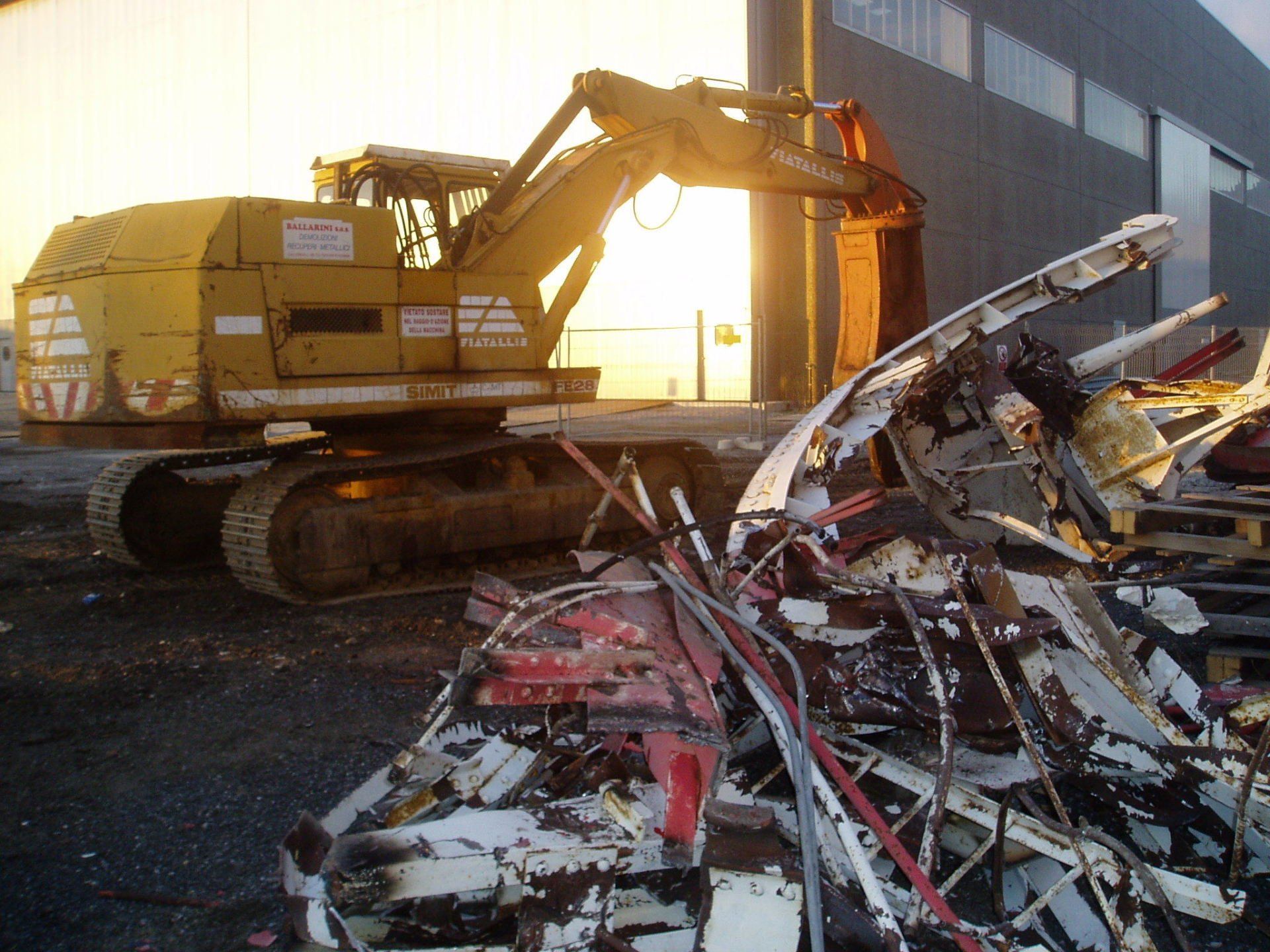 self-propelled machine for scrap loading and handling