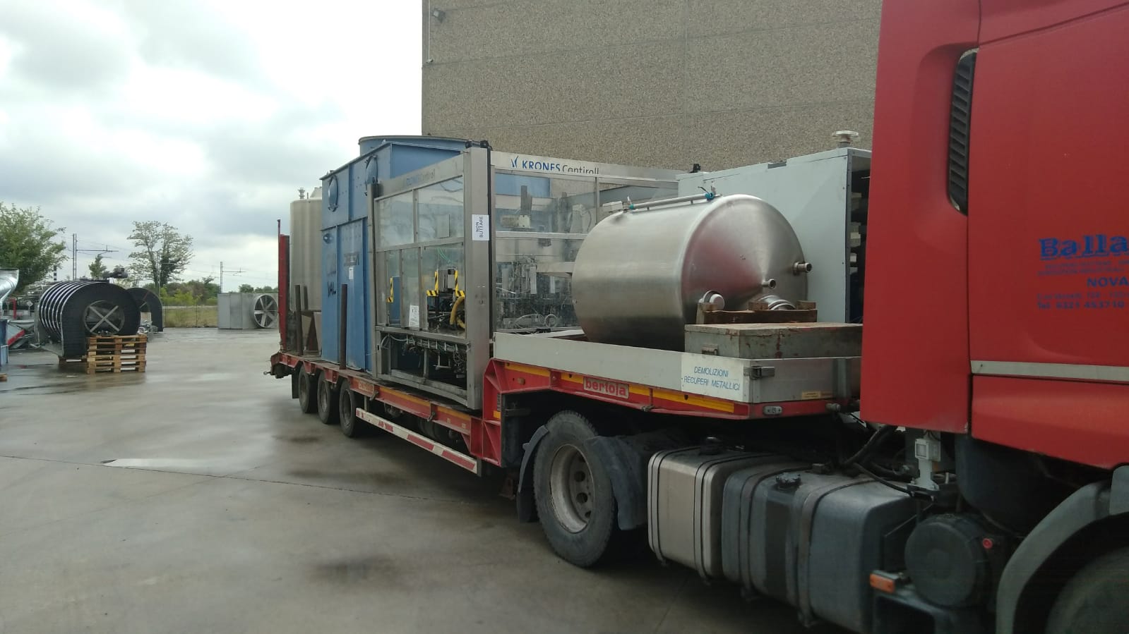 articulated lorry for scrap and waste transport