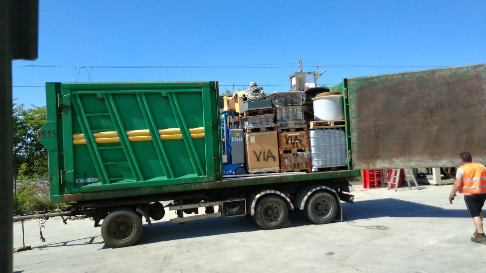roll-off truck
