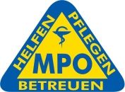Blau-gelbes Dreieck-Logo mit den Worten „Helfen Pflegen Betreuen“ und „MPO“, einem medizinischen Symbol in der Mitte.