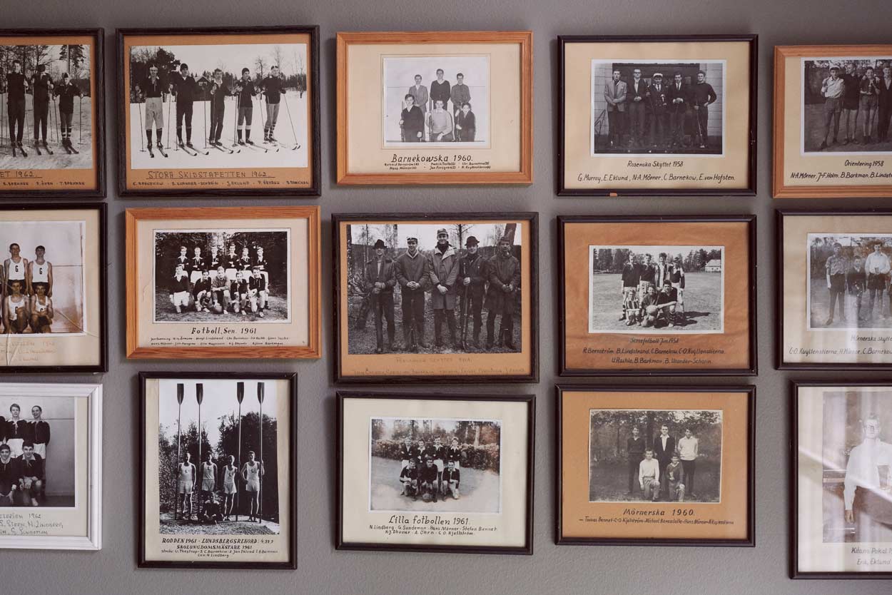 Vägg med inramade svartvita vintagefoton av laget i ett galleri eller hallutställning