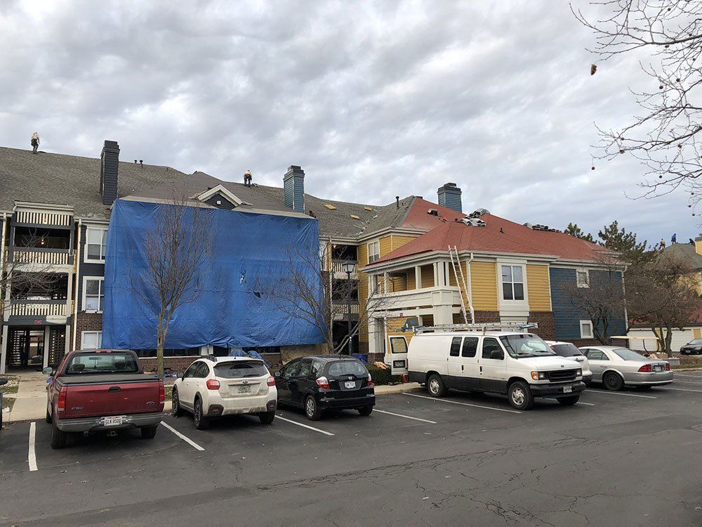 A group of cars are parked in front of a building.