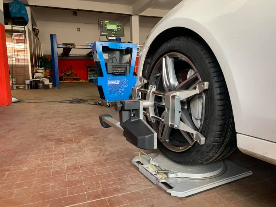 montaggio pneumatici su automobile bianca