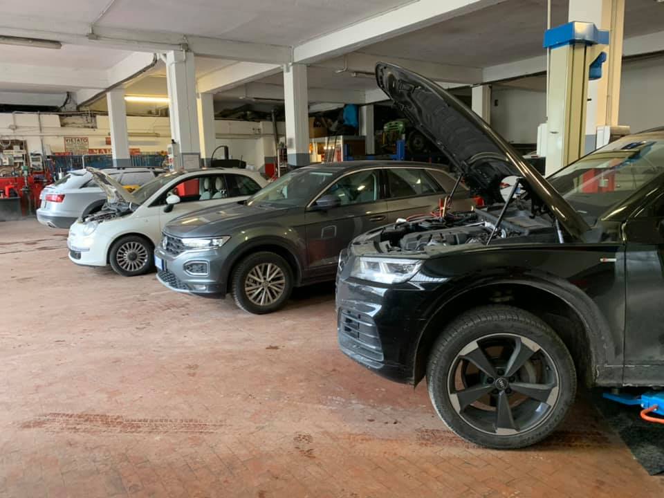 automobili in un'autofficina