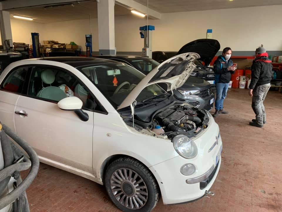 revisione di una Fiat 500 bianca