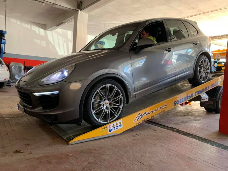 automobile su piattaforma inclinata di un carro attrezzi