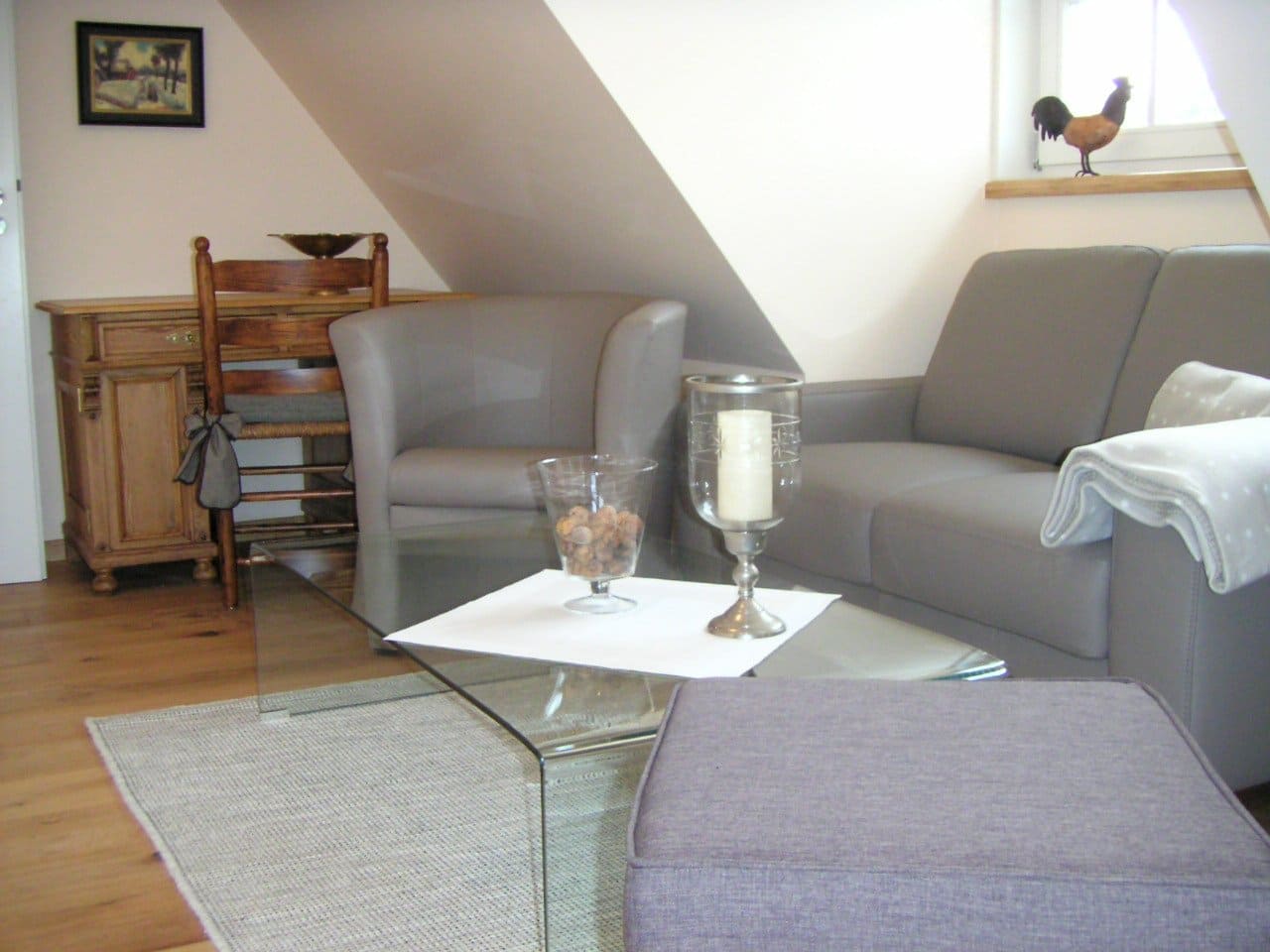 Ein Wohnzimmer mit einer Couch und zwei Sesseln
