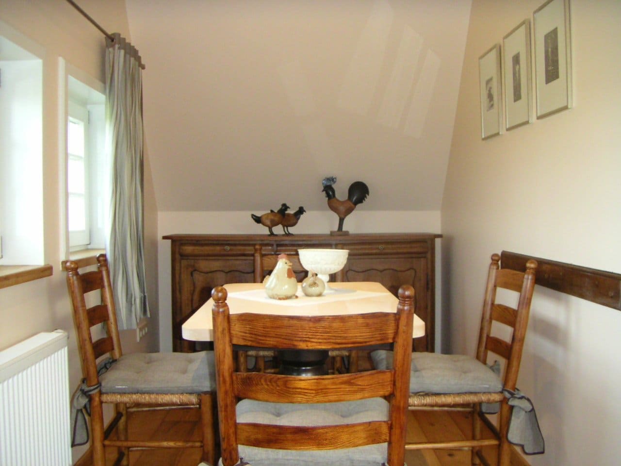 Ein kleines Esszimmer mit Tisch und Stühlen
