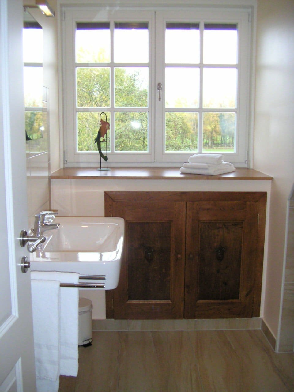 Ein Badezimmer mit Waschbecken und Fenster