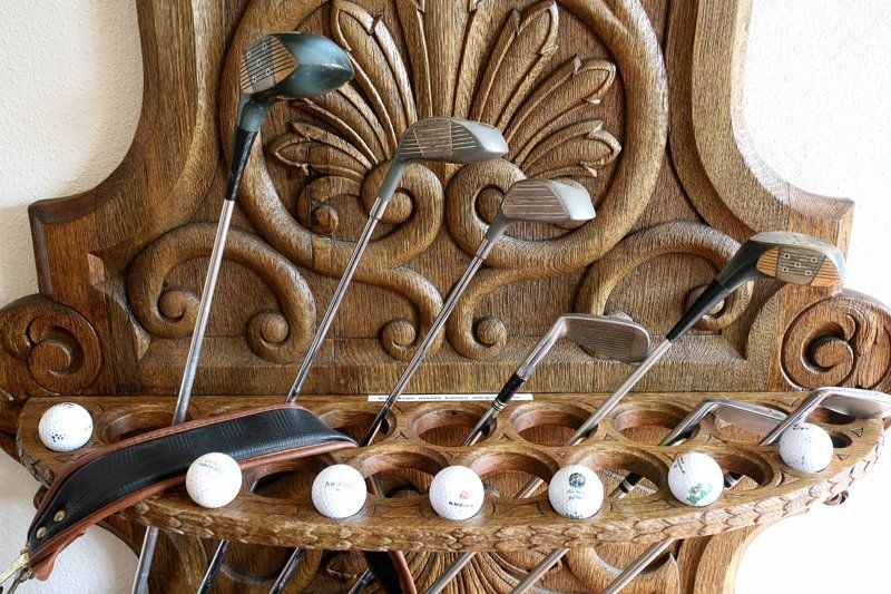 Een houten plank met golfclubs en ballen erop