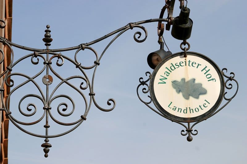 Ein schmiedeeisernes Schild für Waldseiter Hof Landhotel