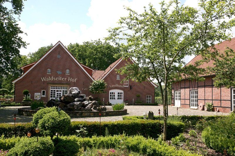 Een groot bakstenen gebouw met een tank ervoor