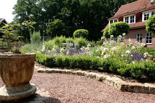 Een groot huis met een tuin ervoor.