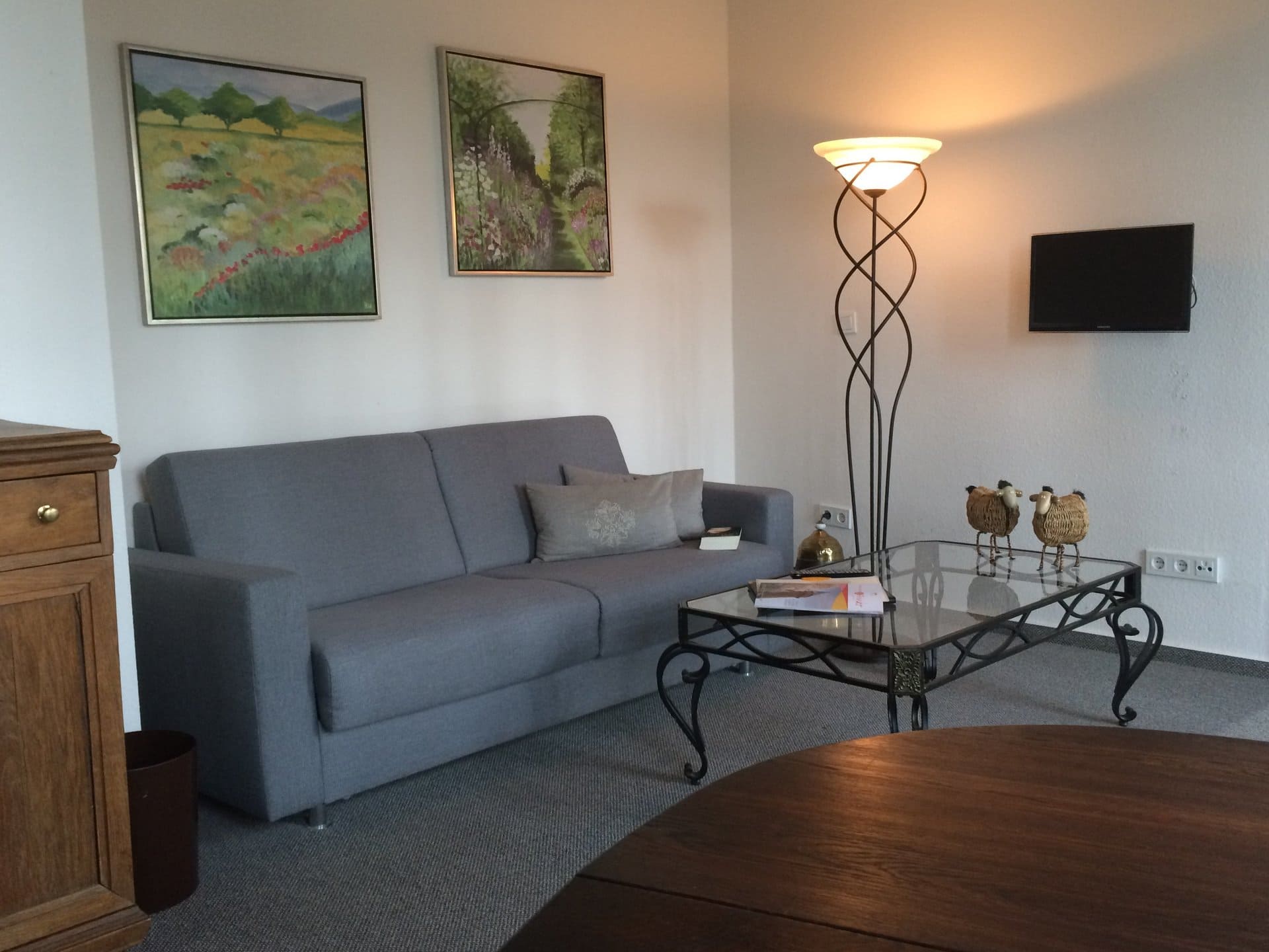 Ein Wohnzimmer mit einer Couch und einem Couchtisch