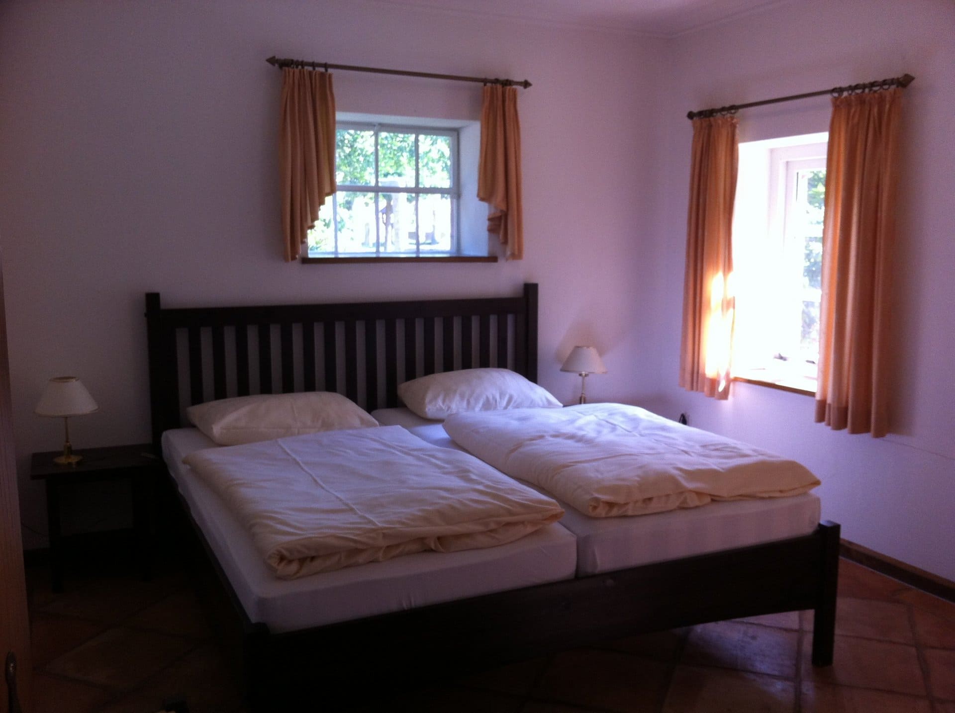 Ein Schlafzimmer mit zwei Betten und einem Fenster