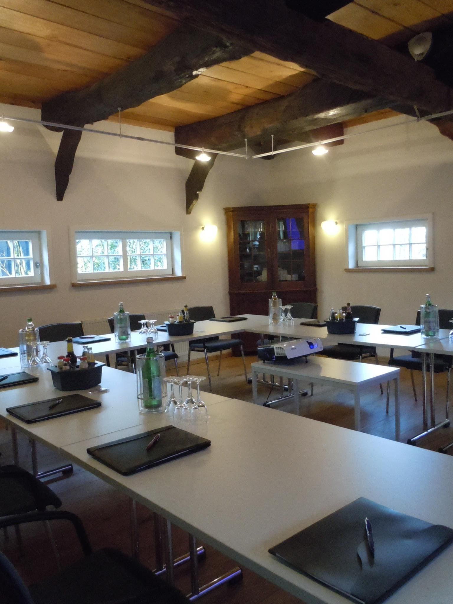 Ein Konferenzraum mit Tischen und Stühlen für ein Meeting