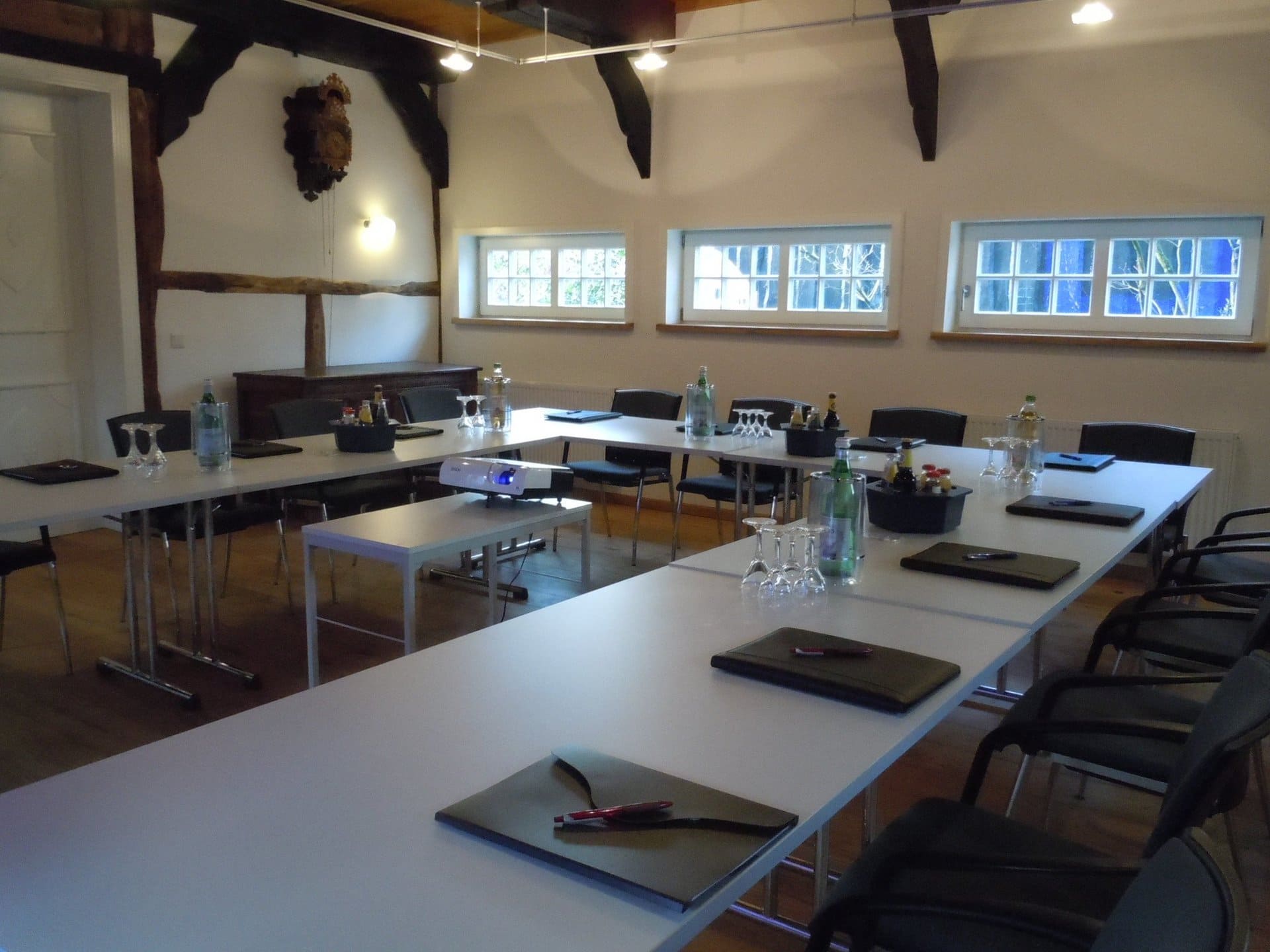 Ein Raum mit Tischen und Stühlen für ein Meeting