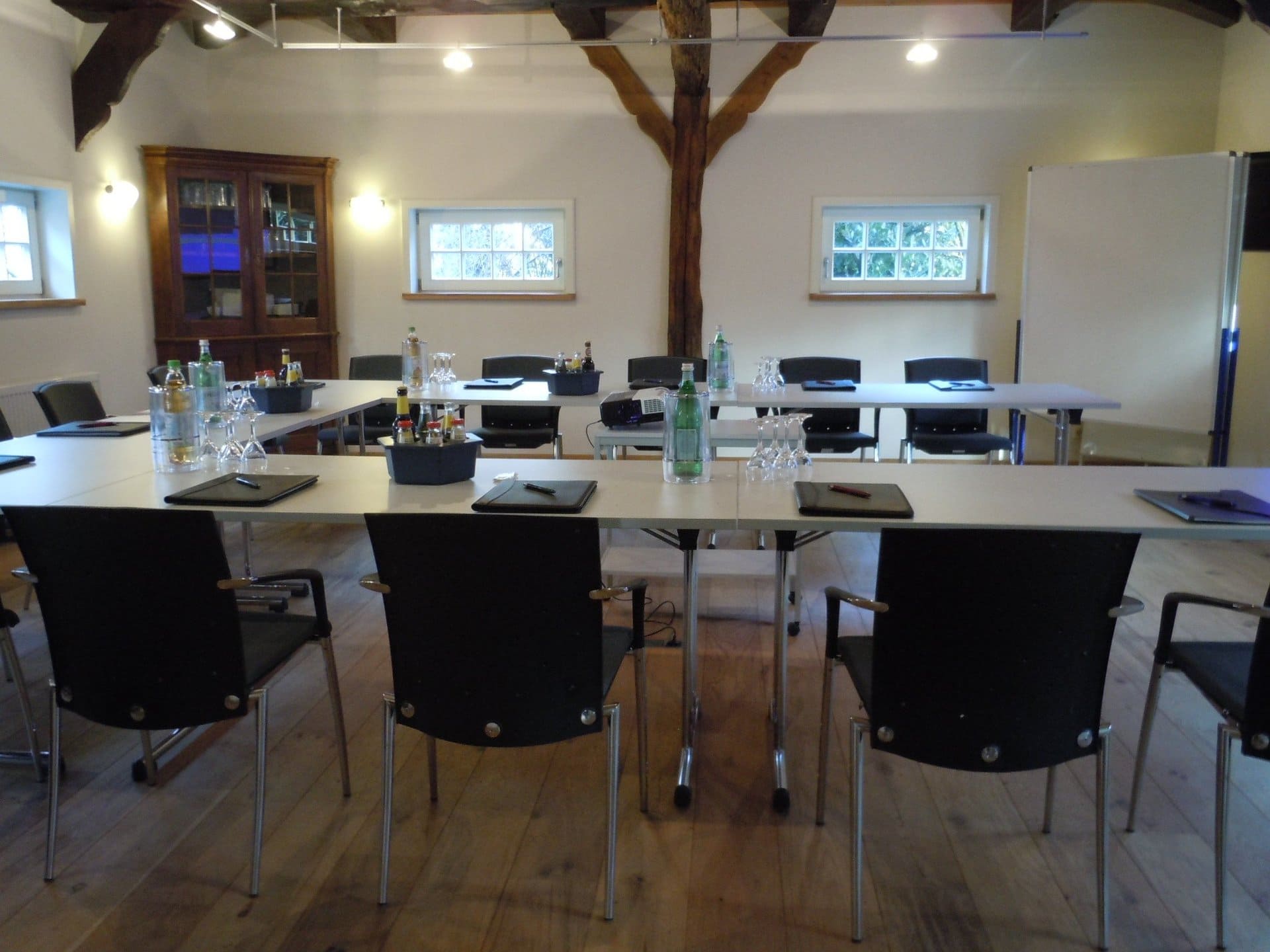 Ein Konferenzraum mit Tischen und Stühlen für ein Meeting